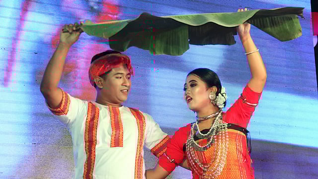 নাট্যাভিনয়ে নানা গল্প ছিল