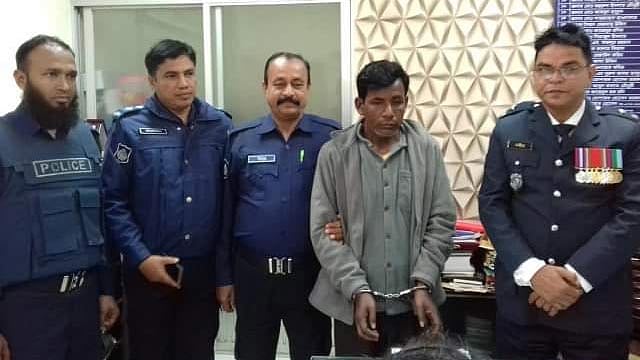 নোয়াখালীতে মো. সাইফুল ইসলাম (৪০) নামের এক কথিত জিনের বাদশাকে গ্রেপ্তার করা হয়েছে। ছবি: প্রথম আলো