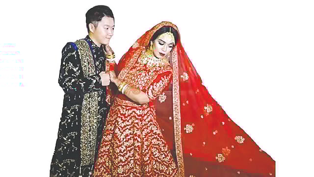 বাঙালি বধূ ও বরের সাজে আঁখি বড়ুয়া ও কিসুচি হায়াদো।