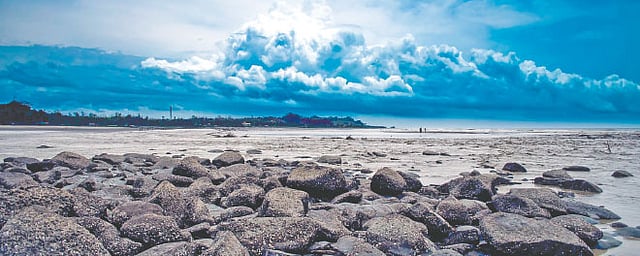 এই দ্বীপে গিয়েই বিপদে পড়েছিলেন লেখক। জোয়ারের পানিতে ডুবে যাওয়ার আগে তোলা ছবি।