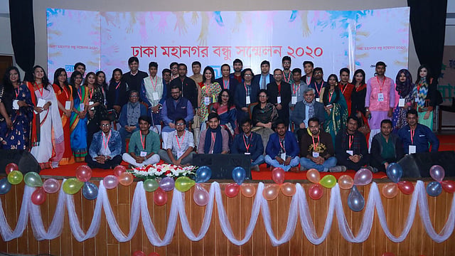 অনুষ্ঠানের মঞ্চে বন্ধুসভার পুরোনো কমিটির সদস্যদের সঙ্গে ছবি তোলেন অতিথিরা। ছবি: বন্ধুসভার সৌজন্যে