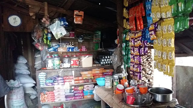 পাহাড়ে এমন দোকানের দেখা মেলে মাঝেমধ্যে। ছবি: লেখক