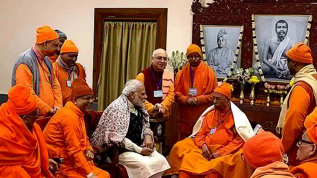 বেলুর মঠে সন্ন্যাসীদের সঙ্গে প্রধানমন্ত্রী নরেন্দ্র মোদি। ছবি: সংগৃহীত