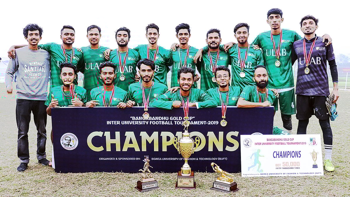 বিজয়ী দলের সদস্যরা