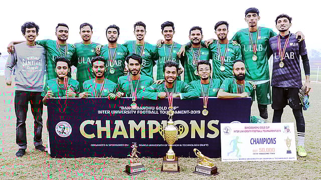 বিজয়ী দলের সদস্যরা