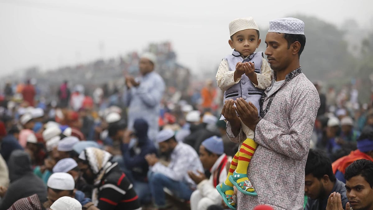 বাবার সঙ্গে মোনাজাতের জন্য হাত তুলেছে ছোট্ট ছেলেটিও। টঙ্গী, ১২ জানুয়ারি। ছবি: দীপু মালাকার