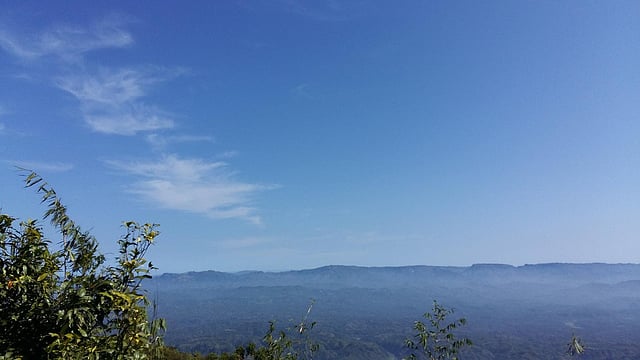 যেন মেঘ আর পাহাড় একসঙ্গে মিশেছে। ছবি: লেখক