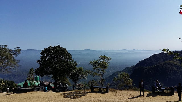 উঁচু পাহাড়ে বসে প্রকৃতি দেখার ব্যবস্থা আছে বান্দরবানে। ছবি: লেখক