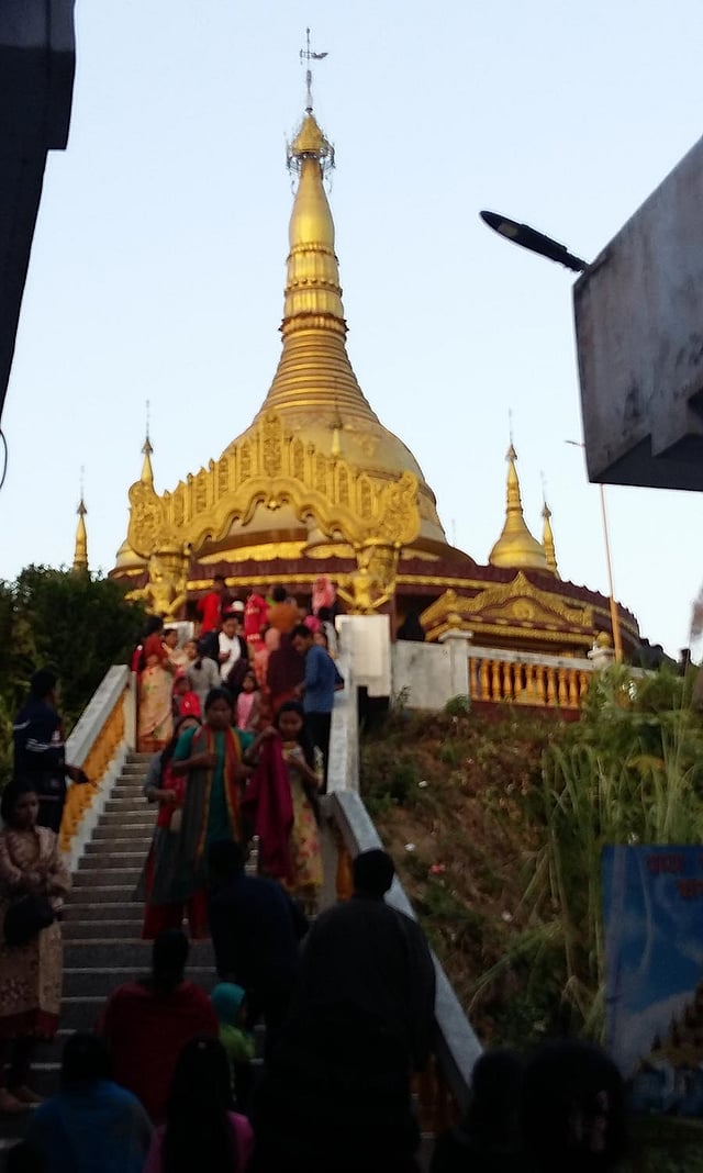 বান্দরবানে গেলে স্বর্ণমন্দির সবারই ঘোরা উচিত। ছবি: লেখক