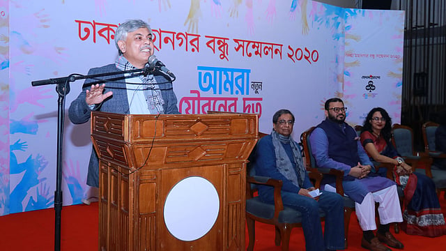 অনুষ্ঠানে প্রথম আলোর সহযোগী সম্পাদক আনিসুল হক। ছবি: বন্ধুসভার সৌজন্যে