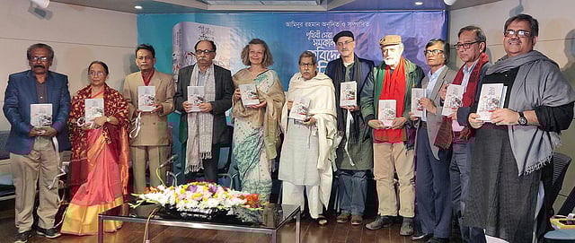 ‘পৃথিবী সেরা সমকালীন কবিদের কবিতা’ গ্রন্থের প্রকাশনা অনুষ্ঠানে অতিথিরা। ছবি:সংগৃহীত