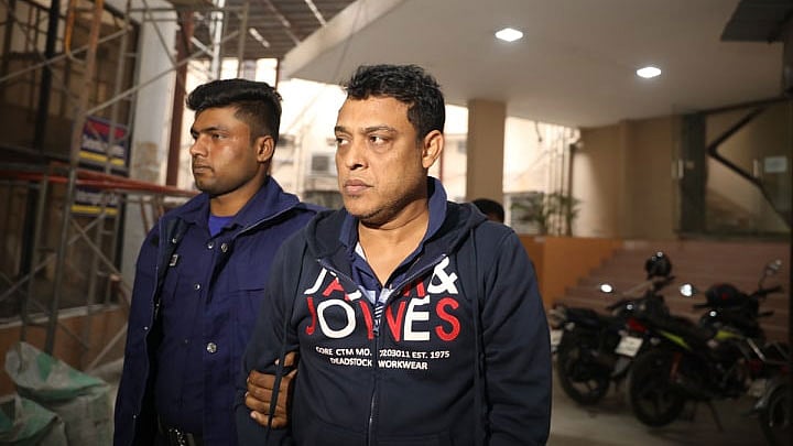 শহীদ পরিবারের বাড়ি আত্মসাতের মামলায় গ্রেপ্তার শেখ মো. জাভেদ উদ্দিনকে জিজ্ঞাসাবাদের জন্য দুদক কার্যালয়ে আনা হয়েছে। সেগুনবাগিচা, ঢাকা, ১২ জানুয়ারি। ছবি: আবদুস সালাম