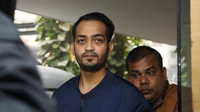 জিজ্ঞাসাবাদের জন্য ৩৩ নম্বর ওয়ার্ড কাউন্সিলর তারেকুজ্জামান রাজীবকে দুদক কার্যালয়ে আনা হয়েছে। সেগুনবাগিচা, ঢাকা, ১২ জানুয়ারি। ছবি: আবদুস সালাম