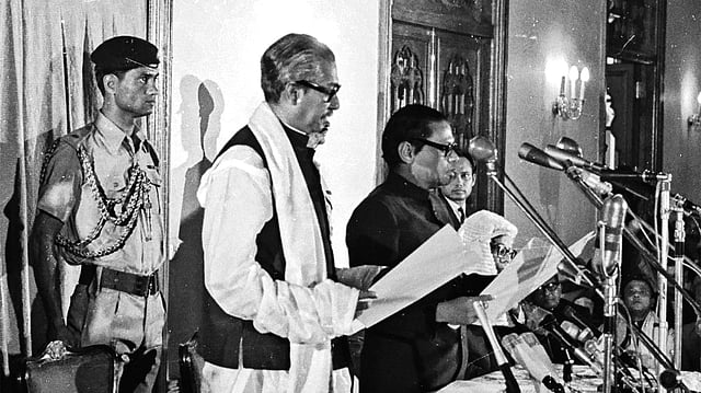 বঙ্গবন্ধু শেখ মুজিবুর রহমানকে প্রধানমন্ত্রী হিসেবে শপথ করান রাষ্ট্রপতি আবু সাঈদ চৌধুরী।  ১২ জানুয়ারি, ১৯৭২।  ছবি: অমিয় তরফদার