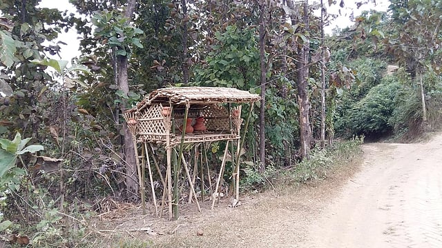 পাহাড়ে বাঁশ ও শণ দিয়ে ছোট এই ঘরে মাটির ঘটে রাখা আছে পানি। উঁচু পাহাড়ে উঠতে উঠতে পিপাসা নিবারণের জন্য এ ব্যবস্থা। ছবি: লেখক