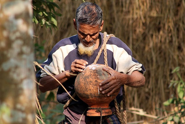হাঁড়ির ছিদ্র আছে কি না, পরীক্ষা করা