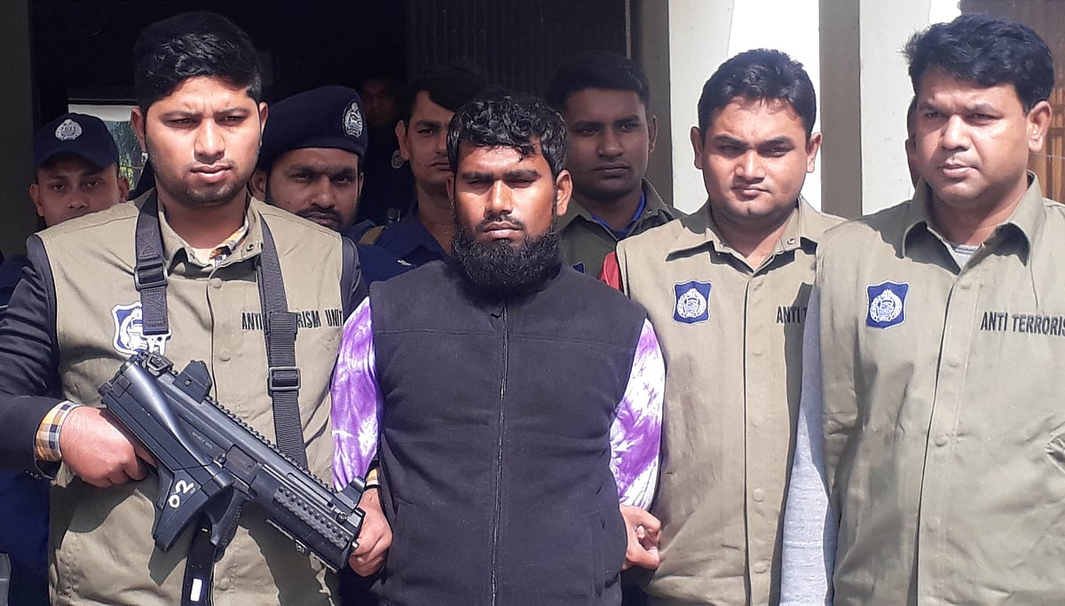 নিষিদ্ধ জঙ্গি সংগঠন জামাআতুল মুজাহিদীন বাংলাদেশের (জেএমবি) সদস্য বেল্লালকে গ্রেপ্তার করা হয়েছে। ছবি: প্রথম আলো