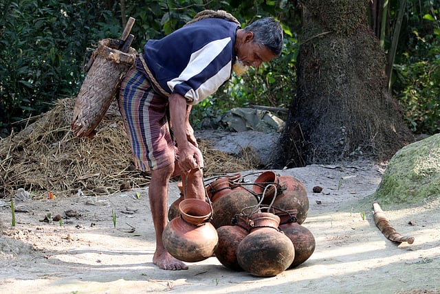 হাঁড়ি বেছে নিচ্ছেন