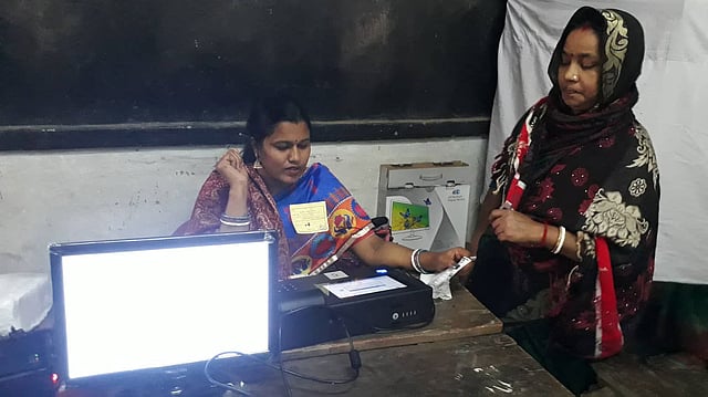 চট্টগ্রাম-৮ আসনের উপনির্বাচনে গোমদন্ডী পাইলট উচ্চ বিদ্যালয় কেন্দ্রে ভোট দিচ্ছেন এক ভোটার। বেলা ১১টায় তোলা। ছবি: জুয়েল শীল