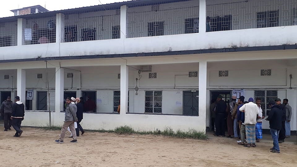 চট্টগ্রাম নগরের মোহরা এলাকায় মিজান আহমেদ স্কুল কেন্দ্র এমন ফাঁকাই দেখা যায়। সোমবার, ১৩ জানুয়ারি, সকাল ১০টা। ছবি: জুয়েল শীল