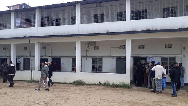 চট্টগ্রাম নগরের মোহরা এলাকায় মিজান আহমেদ স্কুল কেন্দ্র এমন ফাঁকাই দেখা যায়। সোমবার, ১৩ জানুয়ারি, সকাল ১০টা। ছবি: জুয়েল শীল