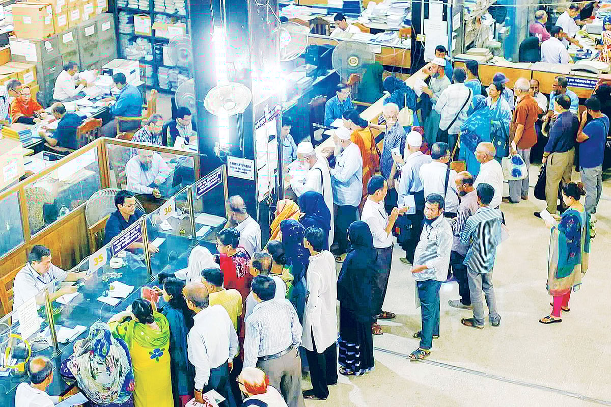 সঞ্চয়পত্র কিনতে মানুষের আগ্রহ এখনো কম নয়। ছবি: হাসান রাজা