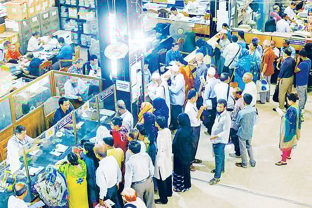 সঞ্চয়পত্র কিনতে মানুষের আগ্রহ এখনো কম নয়। ছবি: হাসান রাজা