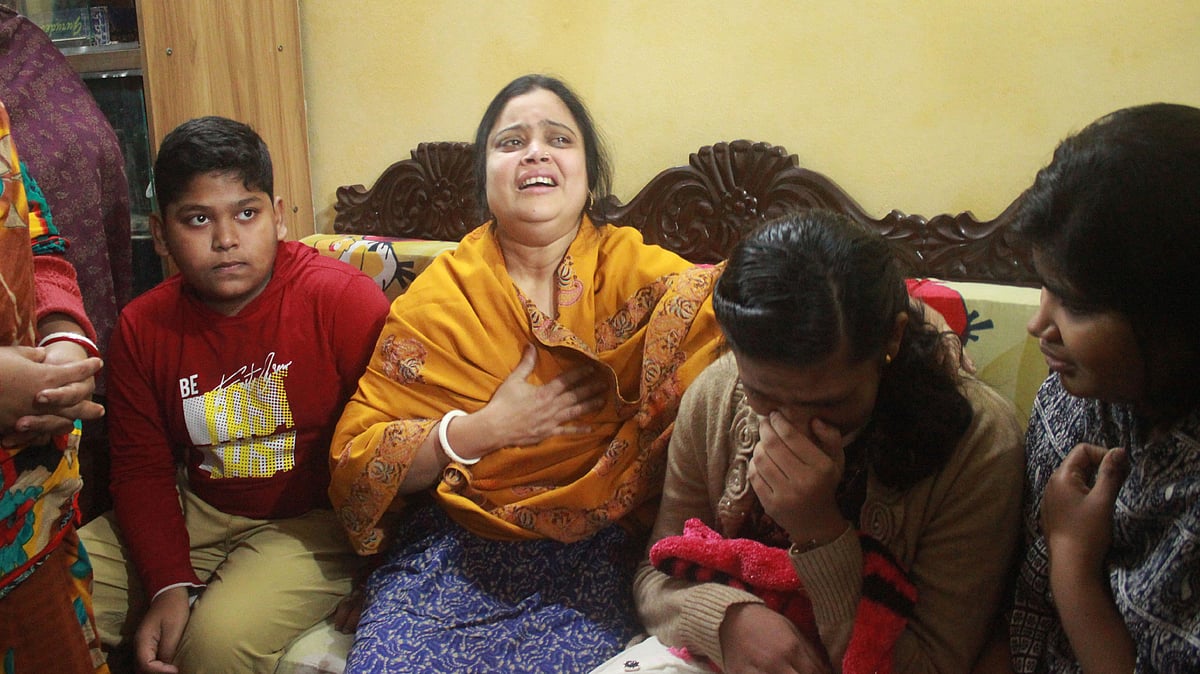গৌরীপুরে স্কুলছাত্রী নিহত হওয়ার ঘটনায় স্বজনদের কান্না। ছবি: আনোয়ার হোসেন