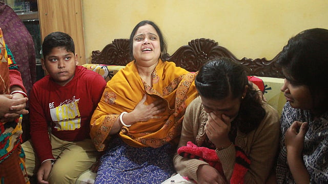গৌরীপুরে স্কুলছাত্রী নিহত হওয়ার ঘটনায় স্বজনদের কান্না। ছবি: আনোয়ার হোসেন