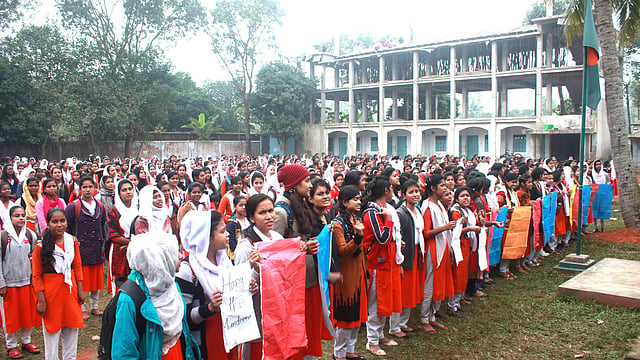 গৌরীপুরে ট্রাক চাপায় নিহত ছাত্রীর সহপাঠীরা ট্রাক চালকের ফাঁসির দাবিতে গৌরীপুর পাইলট বালিকা উচ্চ বিদ্যালয় মাঠে বিক্ষোভ করে। ছবি: আনোয়ার হোসেন।