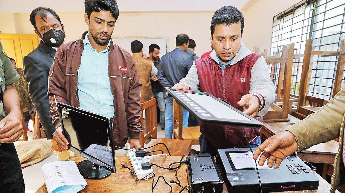 কেন্দ্রে নির্বাচনী সরঞ্জাম পৌঁছানোর পর ইভিএম মেশিন বসাচ্ছেন নির্বাচনী কর্মকর্তারা। গতকাল বিকেল চারটায় চান্দগাঁও আবাসিক এলাকার সিডিএ পাবলিক স্কুল অ্যান্ড কলেজ কেন্দ্রে। সৌরভ দাশ