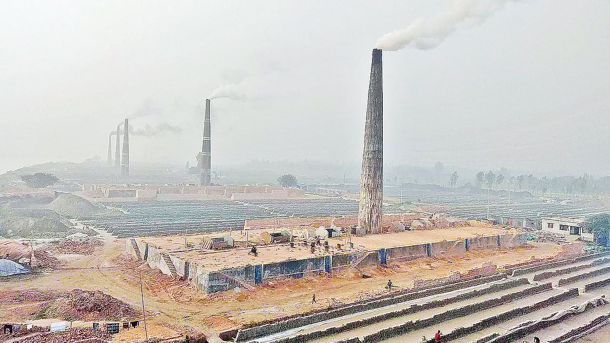 অভিযানের পরও ইট তৈরি থেমে নেই মুন্সিগঞ্জের ইটভাটাগুলোতে। গতকাল দুপুরে সিরাজদিখান উপজেলার বালুচর এলাকায়।  ছবি: ফয়সাল হোসেন