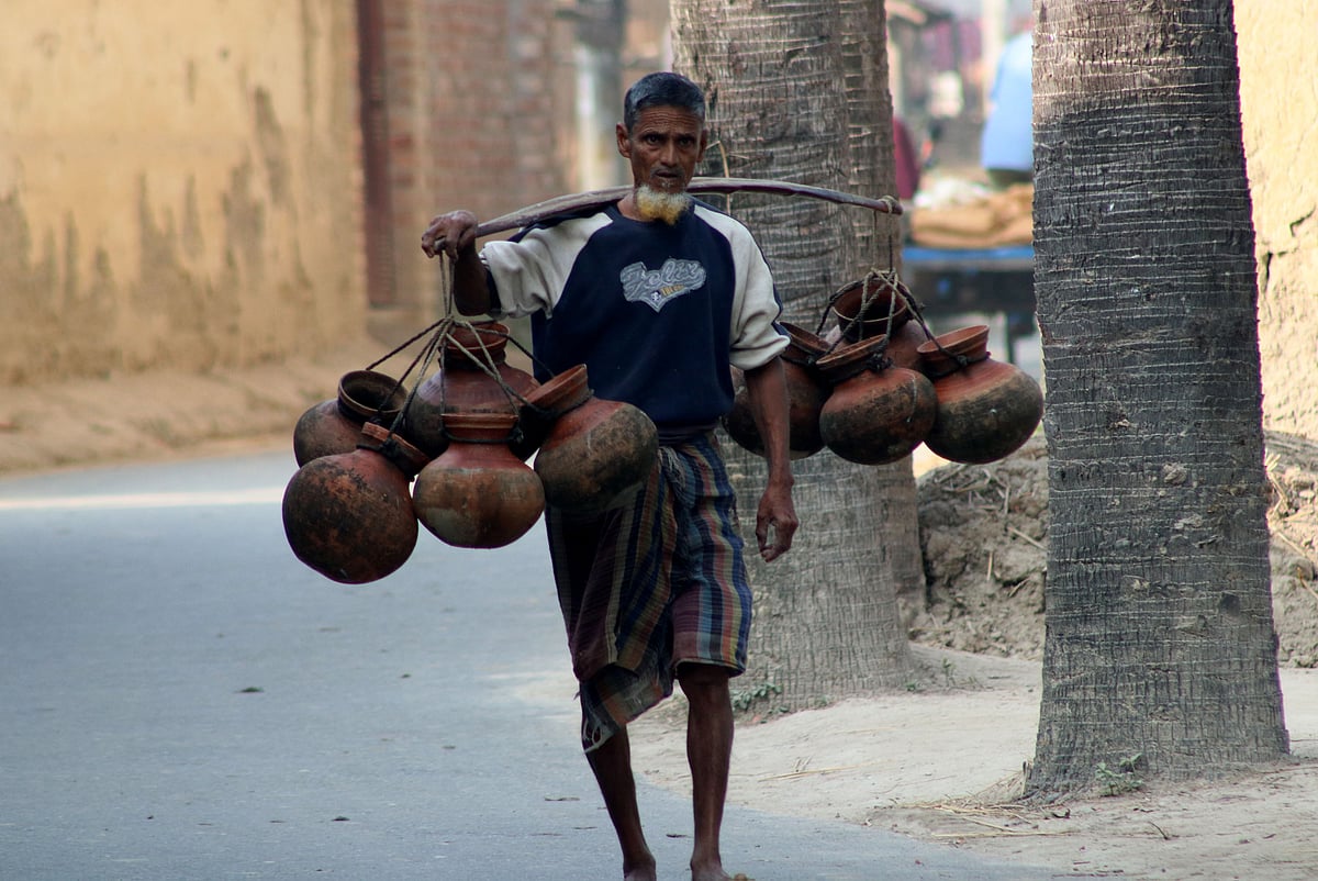 খালি রসের হাঁড়ি নিয়ে চলেছেন গাছি