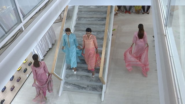 সেইলরের নানান নকশার পোশাকের সঙ্গে হাঁটেন মডেলরা। ছবি: সংগৃহীত