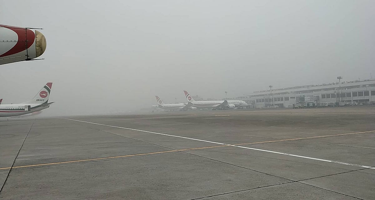 ঘন কুয়াশায় কারণে হজরত শাহজালাল আন্তর্জাতিক বিমানবন্দরে মঙ্গলবারও উড়োজাহাজের ওঠানামা বিঘ্নিত হয়। ঢাকা, ১৪ জানুয়ারি। ছবি: কমল জোহা খান