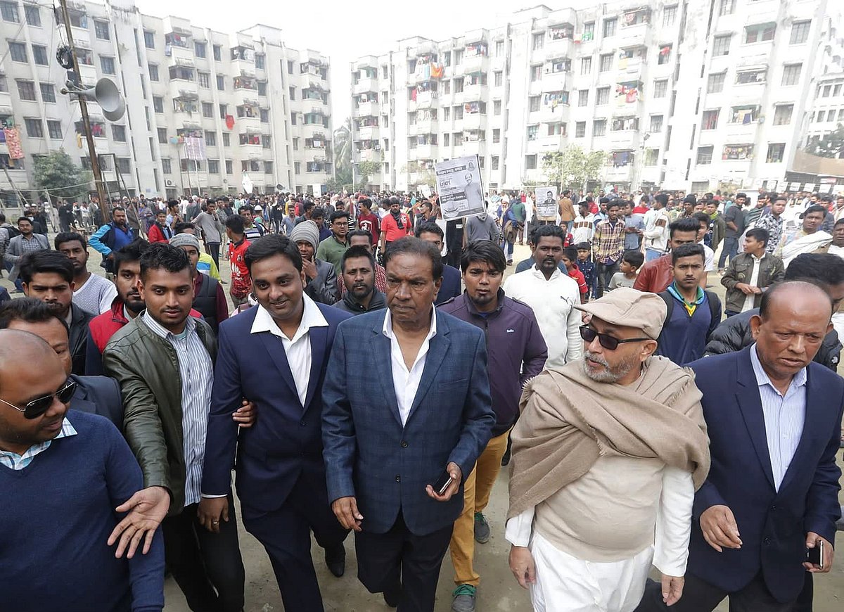 ঢাকা উত্তর সিটি করপোরেশন নির্বাচনে আওয়ামী লীগের মনোনীত মেয়র প্রার্থী আতিকুল ইসলামের নির্বাচনী প্রচারে আচারবিধি লঙ্ঘন করে এমপি সাদেক খান অংশ নেন। তালতলা, ঢাকা, ১৪ জানুয়ারি। ছবি: সাজিদ হোসেন