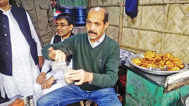 আফতাবনগরে নির্বাচনী প্রচার শেষে টংদোকানে চা বানাতে বসে যান আতিকুল।  প্রথম আলো
