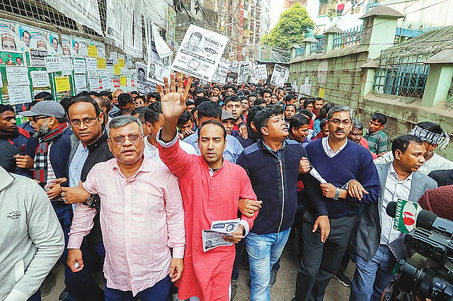 ভোটারদের হাত নেড়ে শুভেচ্ছা জানাচ্ছেন তাবিথ। গতকাল তেজঁগাওয়ের তেজকুনিপাড়ায়।