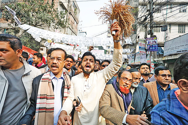 সমর্থকদের নিয়ে দলীয় প্রতীক হাতে গণসংযোগে ইশরাক। পুরান ঢাকার অভয় দাস লেনে।