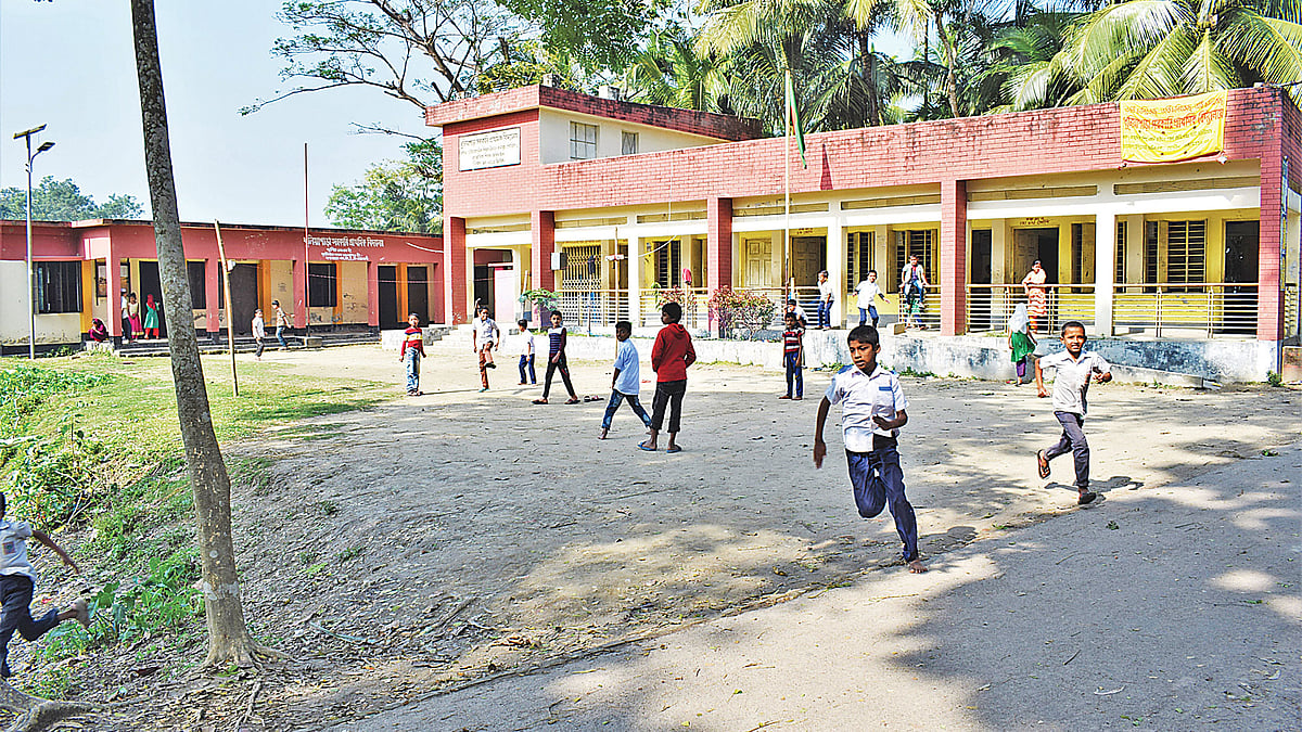 নোয়াখালীর সোনাইমুড়ী উপজেলার জয়াগ ইউনিয়নের ধুলিপাড়া সরকারি প্রাথমিক বিদ্যালয় প্রাঙ্গণে খেলছে শিক্ষার্থীরা। প্রয়োজনীয় শিক্ষক নেই এই বিদ্যালয়ে। ছবি: প্রথম আলো