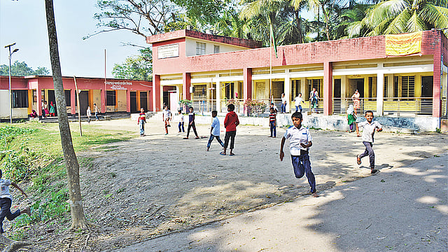নোয়াখালীর সোনাইমুড়ী উপজেলার জয়াগ ইউনিয়নের ধুলিপাড়া সরকারি প্রাথমিক বিদ্যালয় প্রাঙ্গণে খেলছে শিক্ষার্থীরা। প্রয়োজনীয় শিক্ষক নেই এই বিদ্যালয়ে।  ছবি: প্রথম আলো
