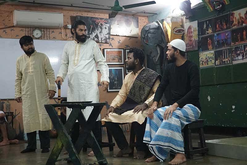 ১ মহড়া চলছে ‘দেওয়ান গাজীর কিসসা’ নাটকের। ছবি: সংগৃহীত