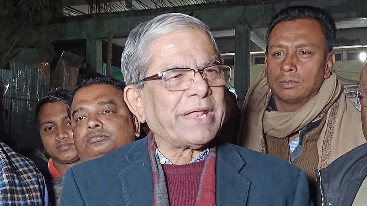 সাংবাদিকদের সঙ্গে কথা বলেন বিএনপি মহাসচিব মির্জা ফখরুল ইসলাম আলমগীর। সৈয়দপুর বিমানবন্দর, নীলফামারী, ১৪ জানুয়ারি। ছবি: প্রথম আলো