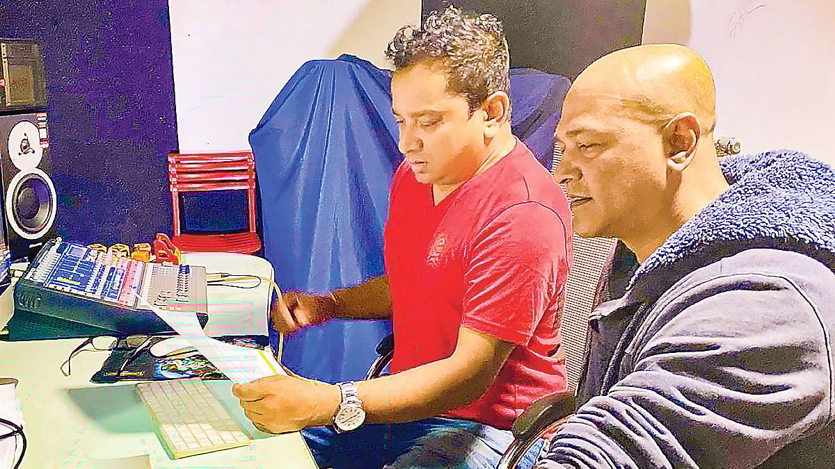আসিফ আকবরের স্টুডিওতে গান রেকর্ডিংয়ের সময় শওকত আলী ইমন। ছবি: সংগৃহীত
