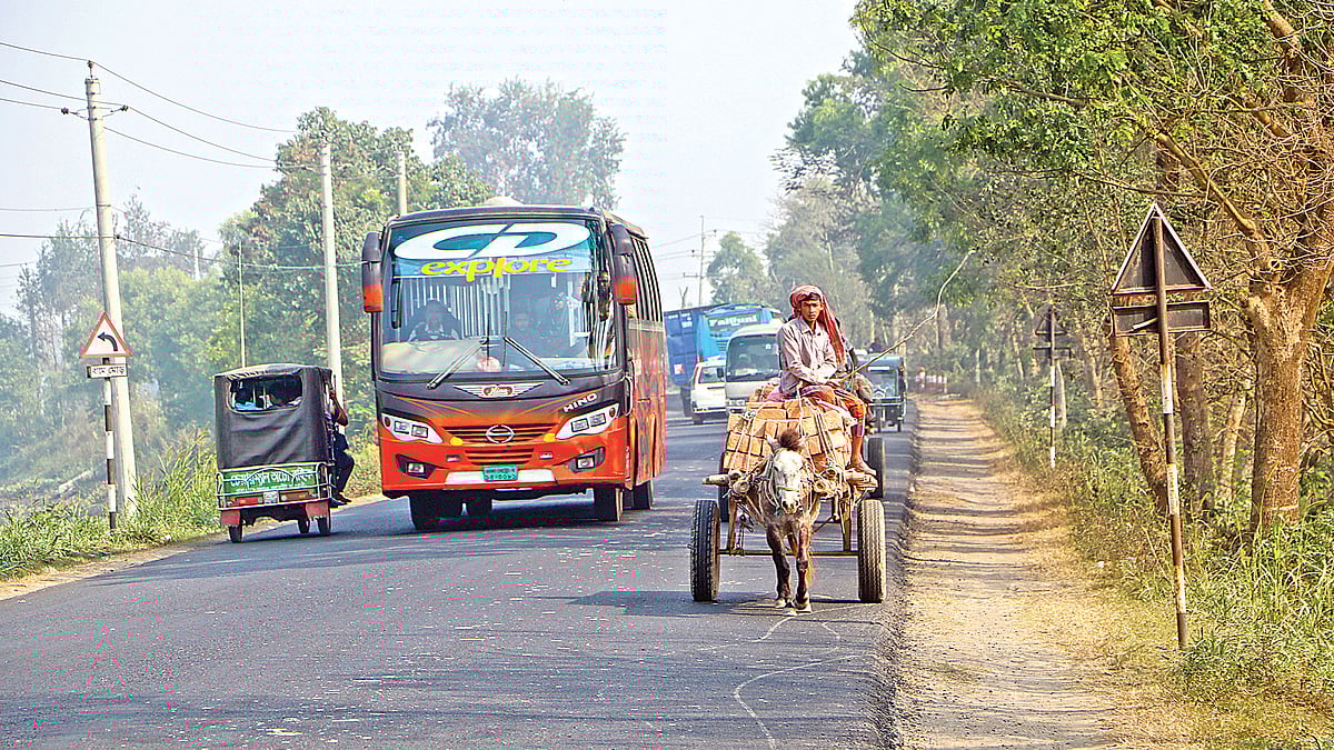 নিষেধাজ্ঞা অমান্য করে ঢাকা-খুলনা মহাসড়কে চলছে তিন চাকার গাড়ি। প্রায় ঘটছে প্রাণঘাতী দুর্ঘটনা। গতকাল দুপুরে রাজবাড়ীর গোয়ালন্দের পদ্মার মোড় এলাকায় ব্যাটারিচালিত ইজিবাইকের পাশাপাশি চলছে ঘোড়ার গাড়িও।  প্রথম আলো