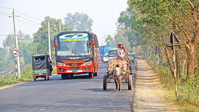 নিষেধাজ্ঞা অমান্য করে ঢাকা-খুলনা মহাসড়কে চলছে তিন চাকার গাড়ি। প্রায় ঘটছে প্রাণঘাতী দুর্ঘটনা। গতকাল দুপুরে রাজবাড়ীর গোয়ালন্দের পদ্মার মোড় এলাকায় ব্যাটারিচালিত ইজিবাইকের পাশাপাশি চলছে ঘোড়ার গাড়িও।  প্রথম আলো