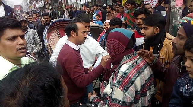 ঢাকা উত্তর সিটি করপোরেশন নির্বাচনে মেয়র পদে বিএনপির প্রার্থী তাবিথ আউয়াল আজ ২১ নম্বর ওয়ার্ডের উত্তর বাড্ডা ফুজি টাওয়ার এলাকায় জনসংযোগ করেন। ছবি: সেলিম জাহিদ