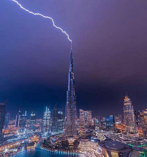 আলোকচিত্রী জোহাইব আঞ্জুম দুবাইয়ের বুর্জ খলিফায় বাজ পড়ার এই ছবি তুলেছেন। ছবি: টুইটার