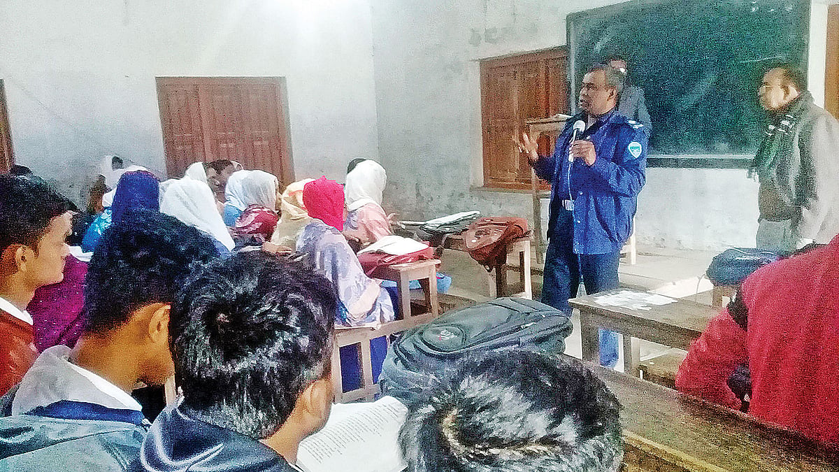 একাদশ ও দ্বাদশ শ্রেণির শিক্ষার্থীদের পাঠদান করছেন মতলব দক্ষিণ থানার ওসি। মতলব সরকারি কলেজে গতকাল দুপুরে। প্রথম আলো
