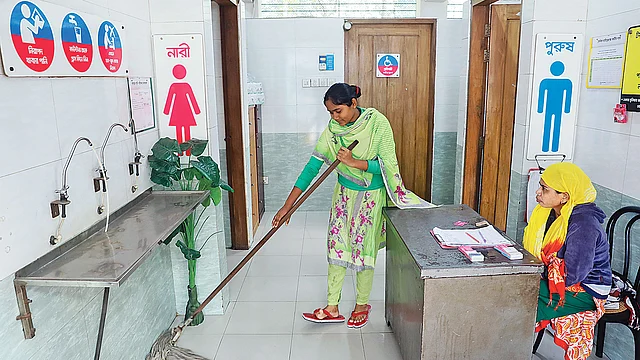চলছে পরিষ্কার–পরিচ্ছন্নতার কাজ। গতকাল পান্থকুঞ্জ পার্কসংলগ্ন গণশৌচাগারে।  প্রথম আলো